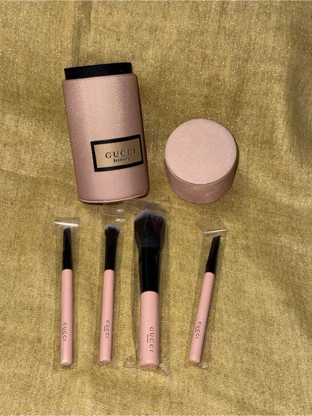 Gucci rose-pink cylindrical brush pouch set with logo plaque-GWP